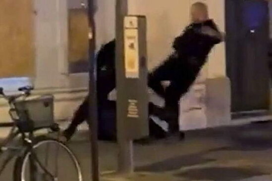 Parisdə polis nümayişçini huşunu itirənə qədər döydü - VİDEO