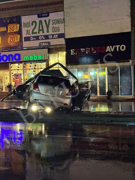 Bakıda ağır qəza! - İşıq dirəyi əyildi - FOTO/VİDEO