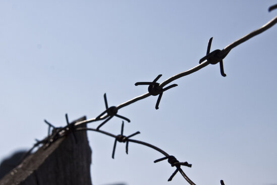 Ana həbsdəki oğluna "patı" keçirmək istəyərkən tutuldu - FOTO