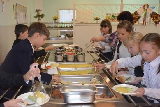 Məktəb bufetlərindəki TƏHLÜKƏ: Şagirdlərin zəhərlənməsində müqəssir kimdir?