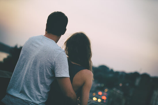 Gecə "qızları əxlaqsızlıq edir" dediyi qadını öldürdü, oğurladığı qızılların puluna pivə içdi - MƏHKƏMƏ İŞİ