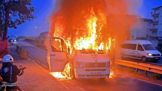 Servis avtobusu alışıb yandı