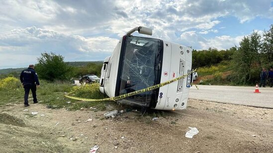 Tələbə avtobusu ilə yük maşını toqquşdu:23 nəfər yaralandı