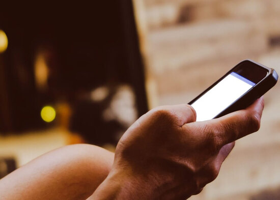 17 yaşlı oğlanı bacısının fotoları ilə şantaj ediblər