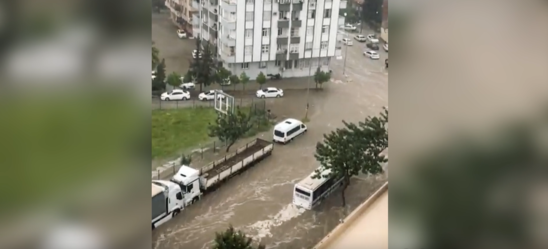 Adanada leysan və dolu yağdı: Yollar gölə çevrildi