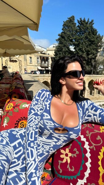 Xorvatiyalı gözəlin Bakı gəzintisi - Video+Fotolar