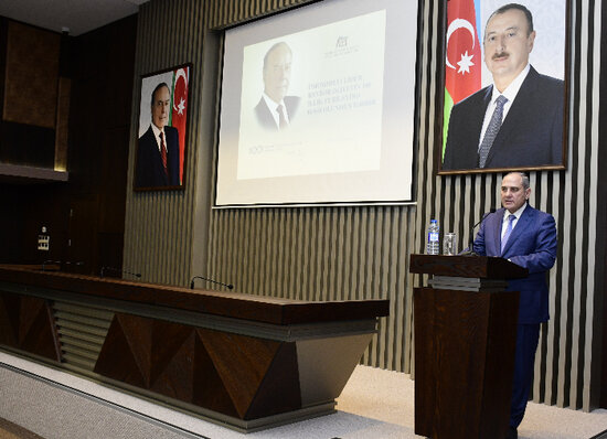 Dövlət Statistika Komitəsində Ulu Öndər Heydər Əliyevin anadan olmasının 100 illik yubileyinə həsr olunan tədbir keçirilib