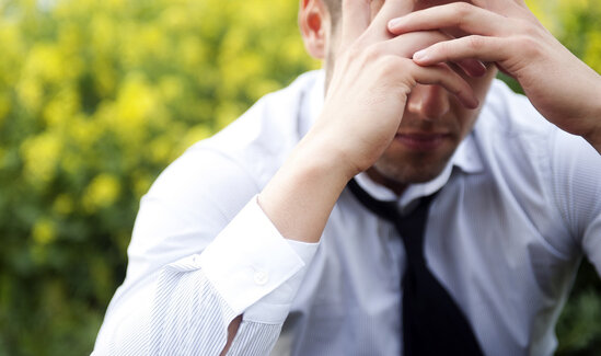 Bakıda vəzifəli şəxs biləyini kəsib intihara cəhd etdi