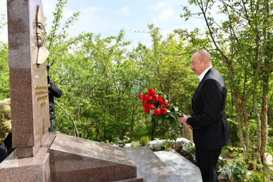 Prezident İlham Əliyev Cıdır düzündə Mir Möhsün Nəvvab Qarabağinin məzarını ziyarət edib - FOTO