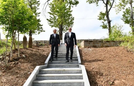 Prezident İlham Əliyev Cıdır düzündə Mir Möhsün Nəvvab Qarabağinin məzarını ziyarət edib - FOTO