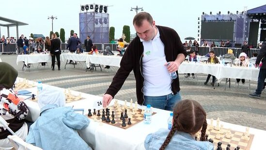 Bakıda ilk dəfə 100 lövhədə şahmat seansı keçirildi - FOTO