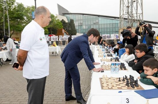 Bakıda ilk dəfə 100 lövhədə şahmat seansı keçirildi - FOTO