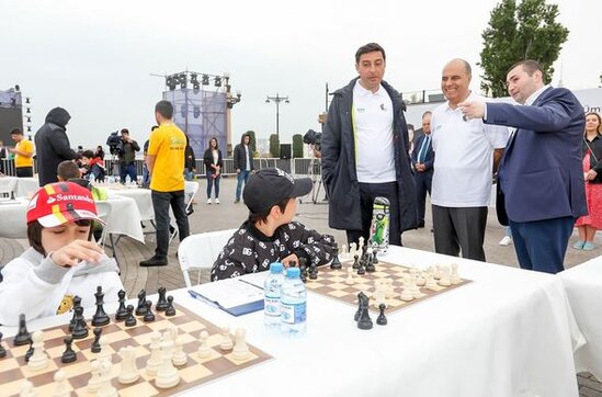 Bakıda ilk dəfə 100 lövhədə şahmat seansı keçirildi - FOTO