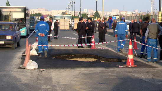 "8 Noyabr" prospektində yol çökdü - FOTO