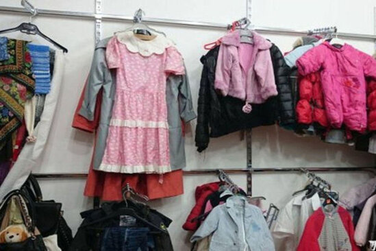 Azərbaycanda qadın "Instagram"da sədəqə yığdığı paltarları satışa qoydu