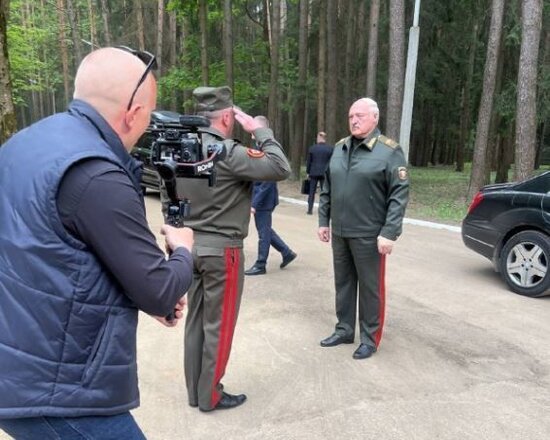 Lukaşenko əli sarğılı halda ictimaiyyət qarşısına çıxdı - FOTO