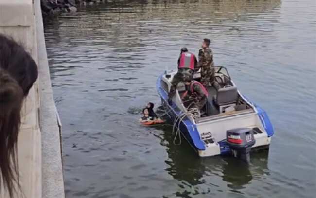 Bulvarda qadın azyaşlı uşaqla özünü dənizə atdı - VİDEO