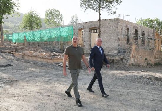 Prezident Laçında Heydər Əliyev, Zəfər və 28 May küçələrinin kəsişməsində lövhələrin açılışını edib - FOTO