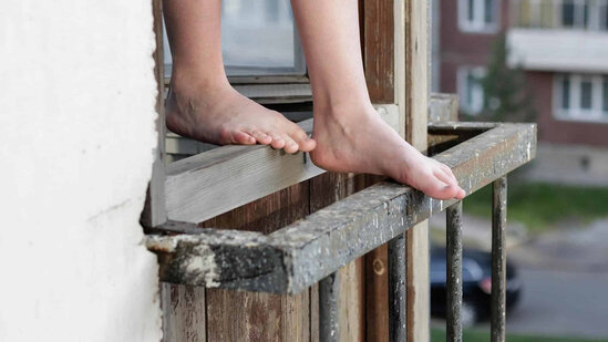 Bakıda itkin kimi axtarılan qız özünü 15-ci mərtəbədən atdı