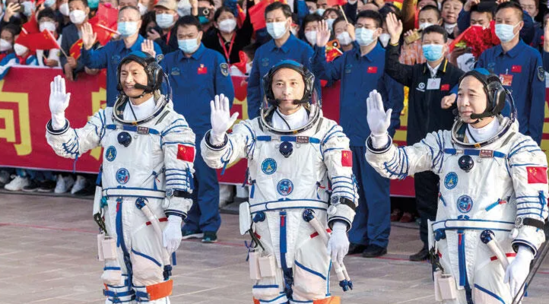 Çin ilk dəfə kosmosa mülki şəxs göndərib