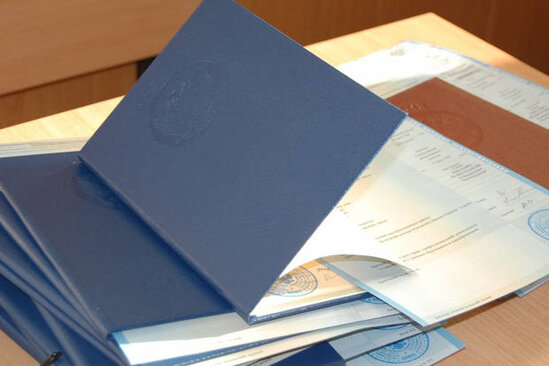 Qanun "olar", aidiyyəti qurum "olmaz" deyir: Xaricdə distant təhsil alanların diplomları niyə tanınmır?