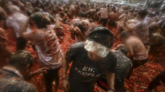 Festivalda 40 ton pomidoru bir-birinə atdılar - Fotolar