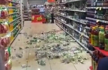 Bakıda marketdə qəribə olay - "Araq haramdır" deyib hamısını sındırdı - VİDEO