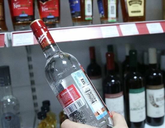 Bakıda marketə gələn şəxs 9 min manatlıq spirtli içkiləri sındırıb