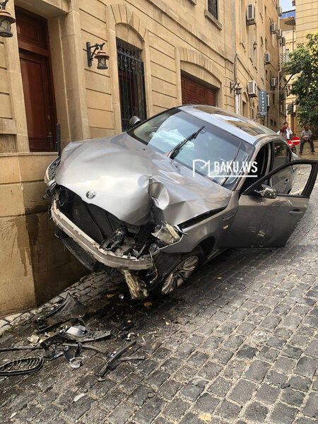 Bakıda ŞOK OLAY: "Parkovşik" müştərinin BMW-ni qaçırmaq istəyərkən aşırdı - VİDEO