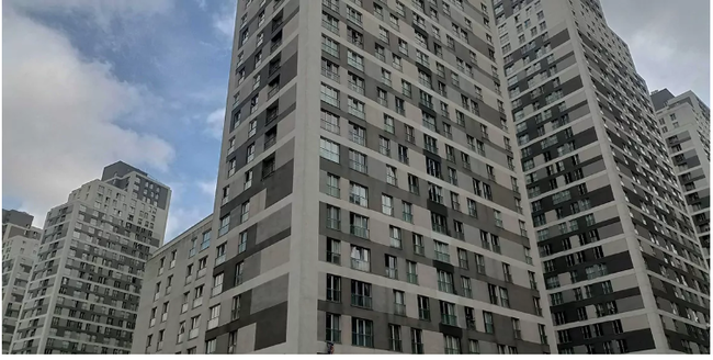 23-cü mərtəbədən özünü atan qadın qonşusunun başına düşdü - FOTO