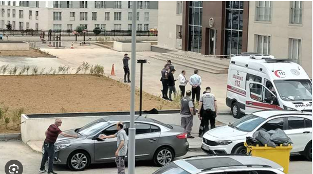 23-cü mərtəbədən özünü atan qadın qonşusunun başına düşdü - FOTO