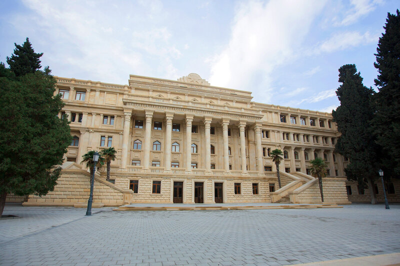 İmtahana şortiklə gələn tələbə binaya buraxılmayıb?