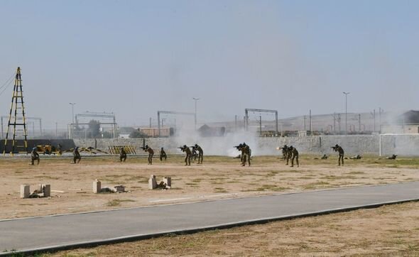 İlham Əliyev komando hərbi hissələrinin birində yaradılan şəraitlə tanış olub - YENİLƏNİB + FOTO