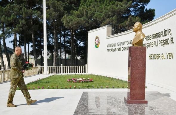 İlham Əliyev komando hərbi hissələrinin birində yaradılan şəraitlə tanış olub - YENİLƏNİB + FOTO