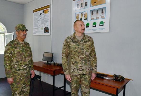 İlham Əliyev komando hərbi hissələrinin birində yaradılan şəraitlə tanış olub - YENİLƏNİB + FOTO