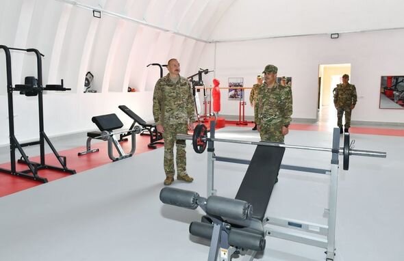 İlham Əliyev komando hərbi hissələrinin birində yaradılan şəraitlə tanış olub - YENİLƏNİB + FOTO