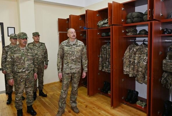 İlham Əliyev komando hərbi hissələrinin birində yaradılan şəraitlə tanış olub - YENİLƏNİB + FOTO