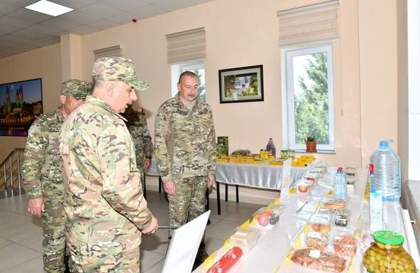 İlham Əliyev komando hərbi hissələrinin birində yaradılan şəraitlə tanış olub - YENİLƏNİB + FOTO