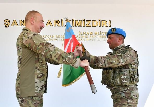 İlham Əliyev komando hərbi hissələrinin birində yaradılan şəraitlə tanış olub - YENİLƏNİB + FOTO