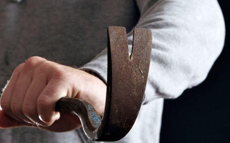 Göygöl sakini söyüşə görə qonşusuna dəmir parçası ilə ağır xəsarət yetirib