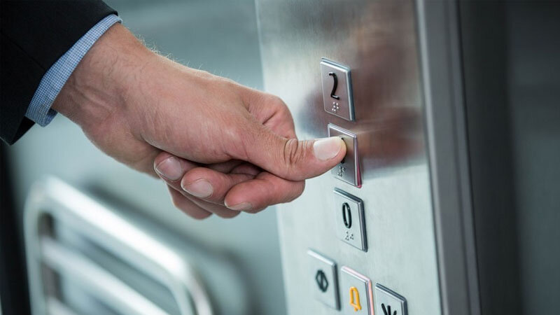 Bakıda çoxmərtəbəli yaşayış binasının lifti qırılıb: Xəsarət alanlar var - YENİLƏNİB