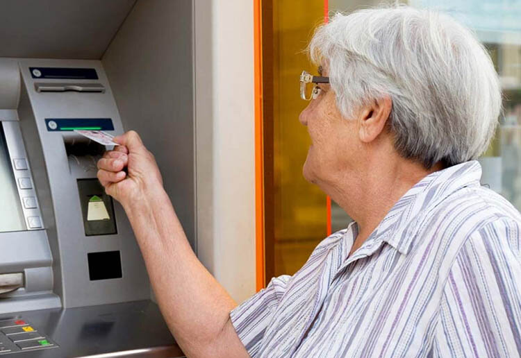 Həyat yoldaşını itirən qadınların da pensiya yaşı 5 il endirilir? - AÇIQLAMA