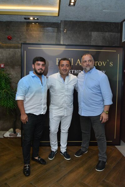 İş adamı Emil Əkbərov doğum gününü sevənləri ilə birgə qeyd etdi - VİDEO