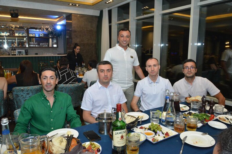 İş adamı Emil Əkbərov doğum gününü sevənləri ilə birgə qeyd etdi - VİDEO