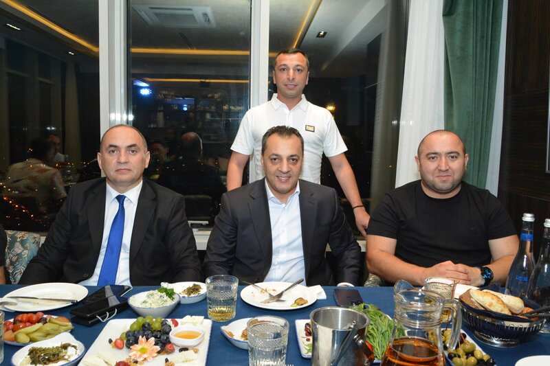 İş adamı Emil Əkbərov doğum gününü sevənləri ilə birgə qeyd etdi - VİDEO