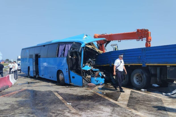 Rusiyada sərnişin avtobusu yük maşınına çırpıldı: Xəsarət alanlar var