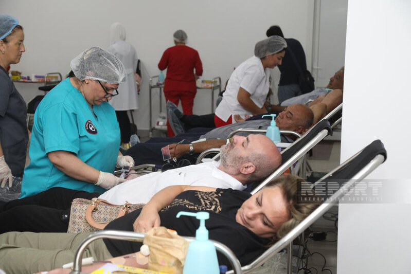 Allahşükür Paşazadə qan verib - FOTO