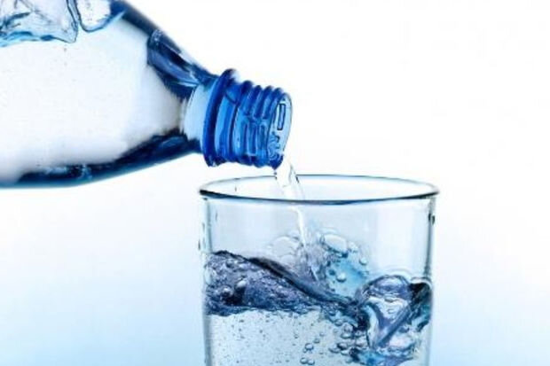 İçdiyimiz mineral sularla bağlı acı həqiqətlər: Süni qazlar vurulur, marketlərdə satılmamalıdır