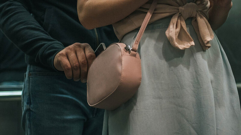 Bakı metrosunda qadının telefonu oğurlanıb