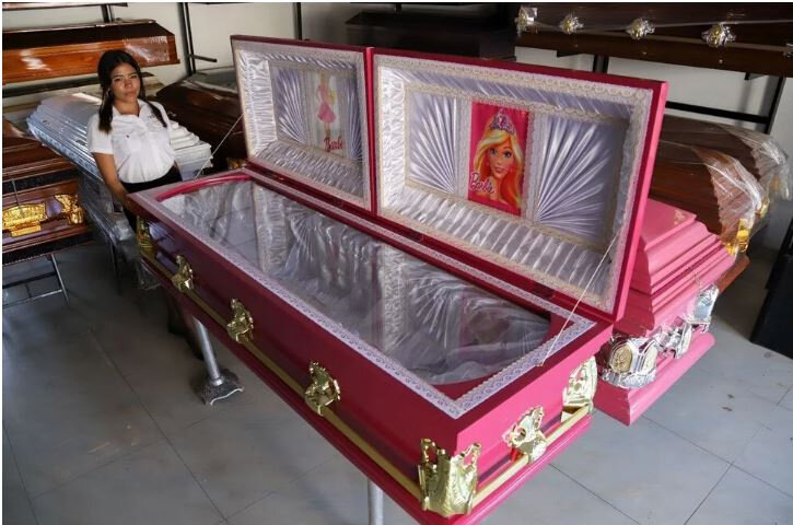 "Barbie" trendi indi də TABUTLARDA - FOTO